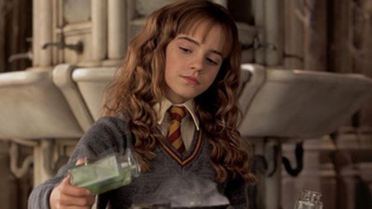 Hermione preparando poção polissuco em "Harry Potter e a Câmara Secreta"