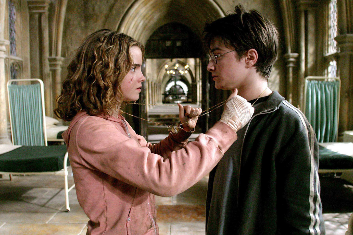 Hermione e Harry Potter usando o Vira-Tempo