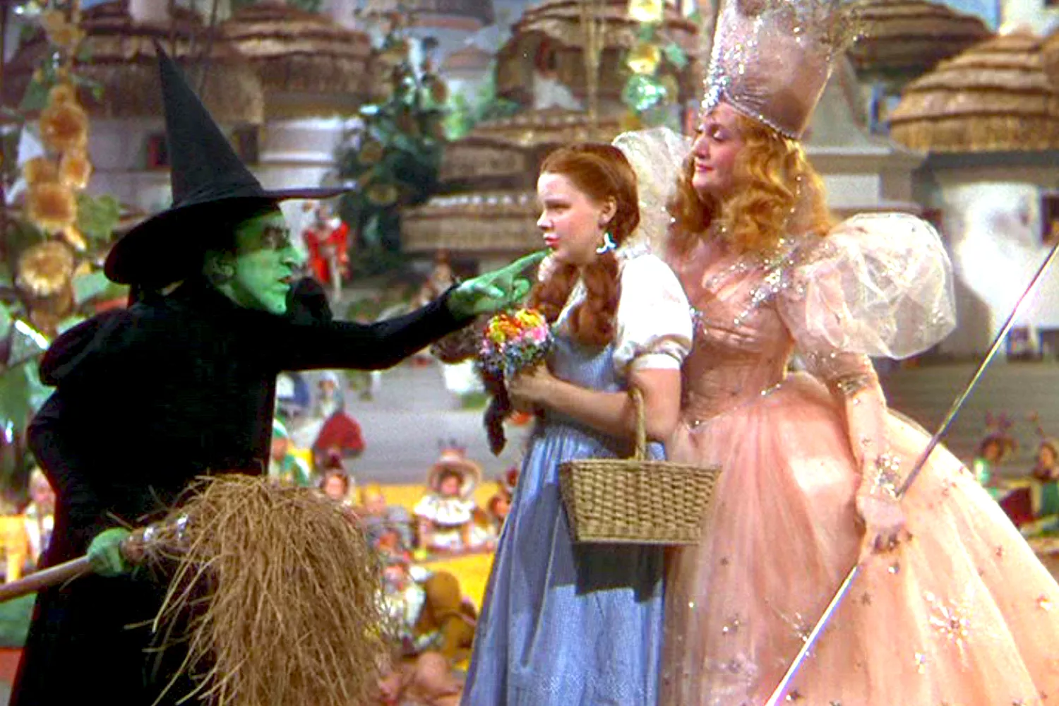 Elphaba, Doroty e Glinda em cena de "O Mágico de Oz"