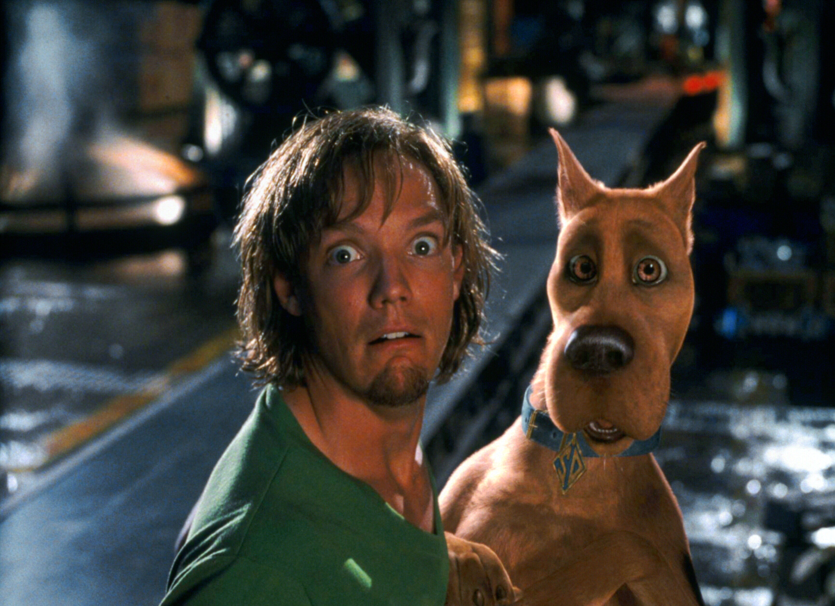 Salsicha e Scooby Doo em cena de "Scooby Doo" (2002)
