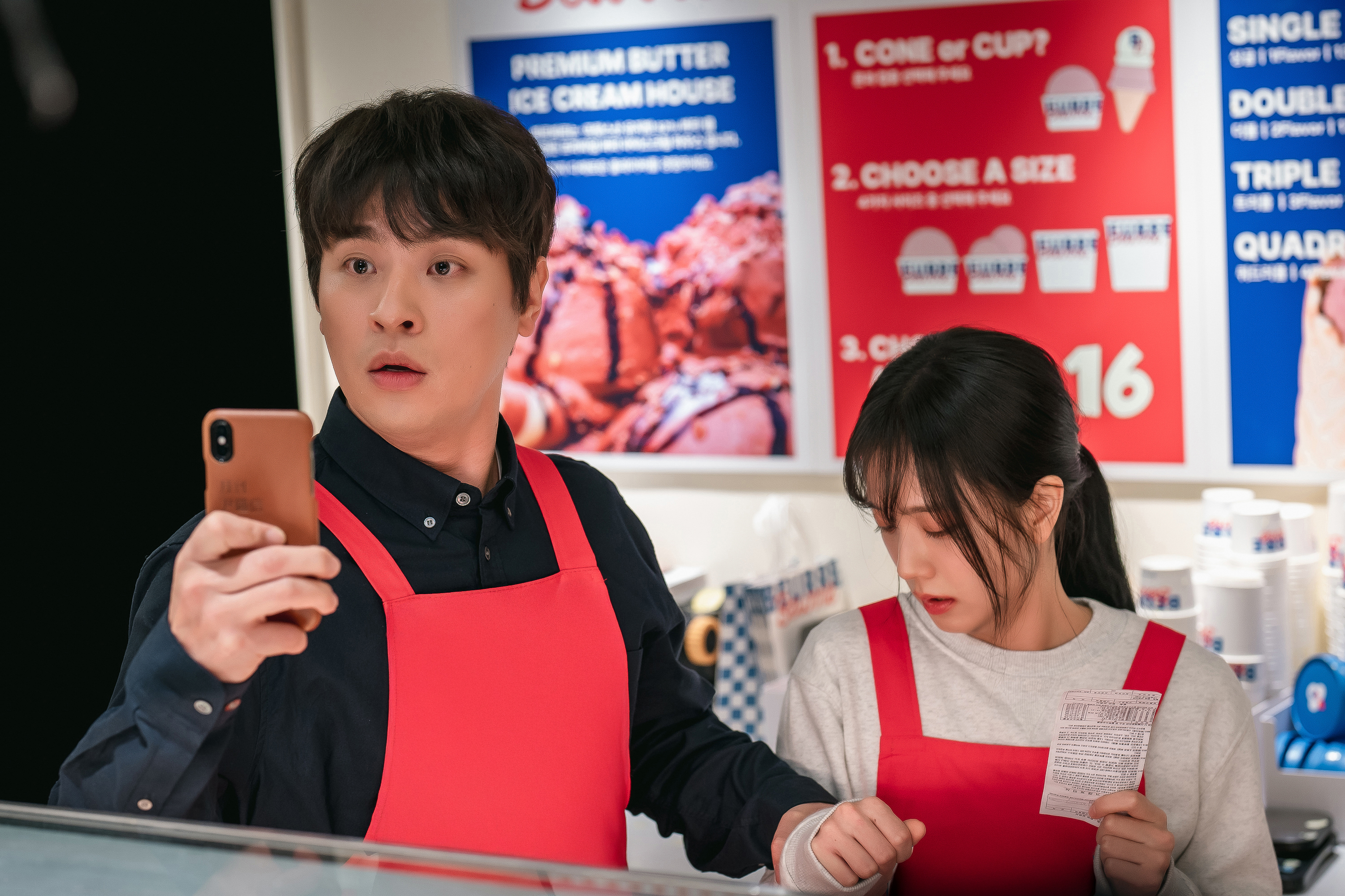 Jisoo, como Young Joo, e Park Jung Min, como Jae Yoon, no drama "Newtopia" - Coupang Play