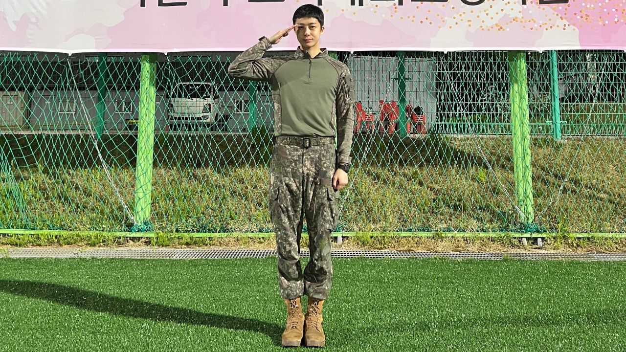 Hyungwon, do MONSTA X, em alistamento militar