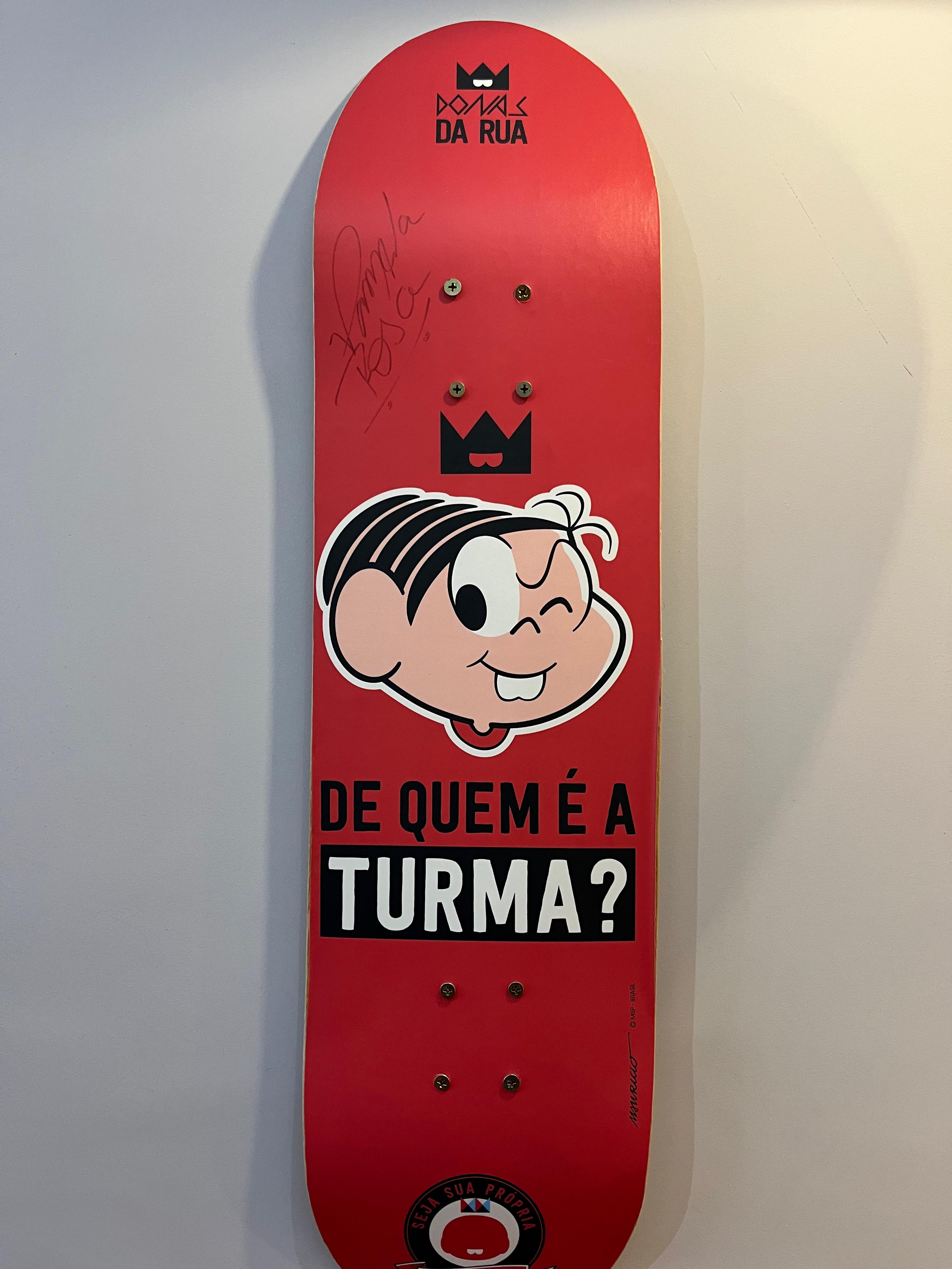 Skate com autógrafo da atleta Pamela Rosa exposto na MSP
