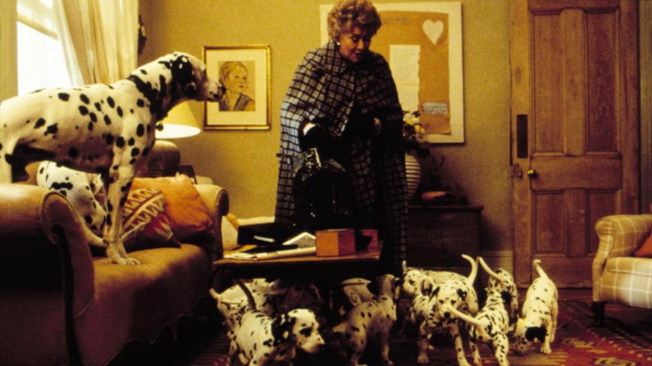 Joan Plowright em '101 Dalmatas' (1996)