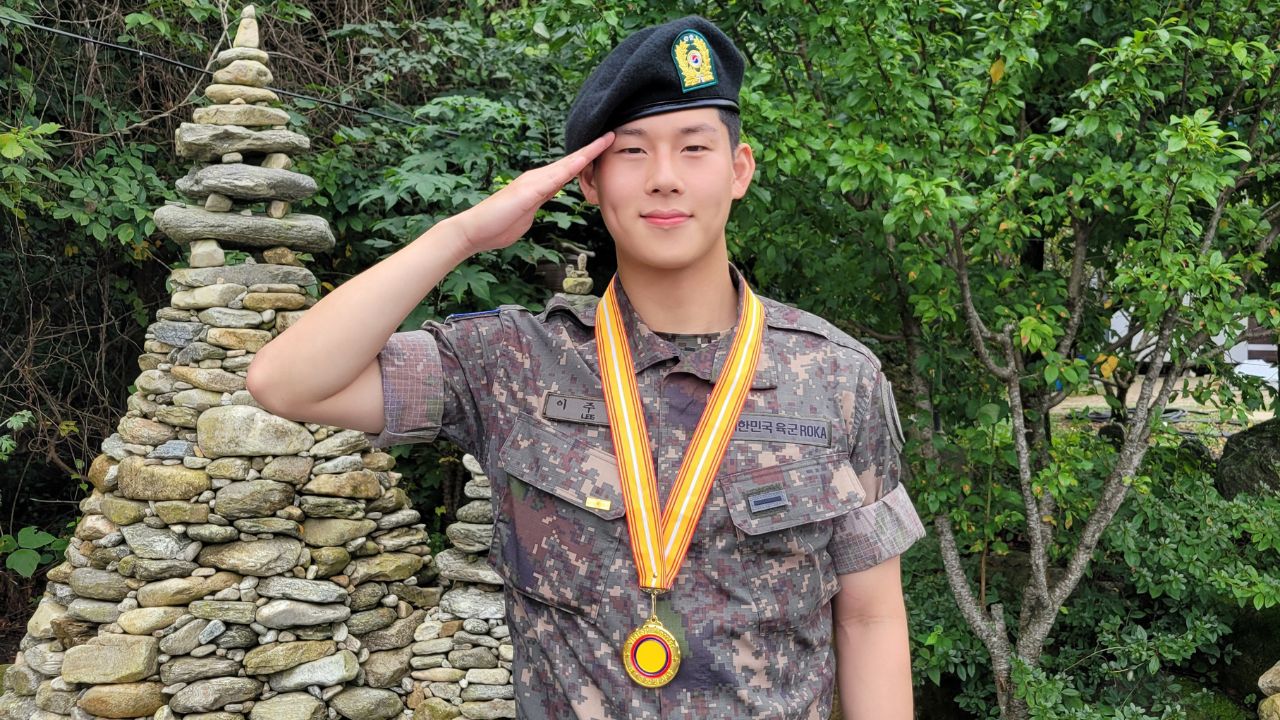 Joohoney, do MONSTA X, em alistamento militar