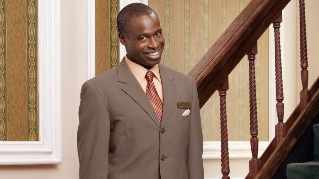 Phill Lewis como Sr. Moseby em 'Zack & Cody: Gêmeos em Ação"