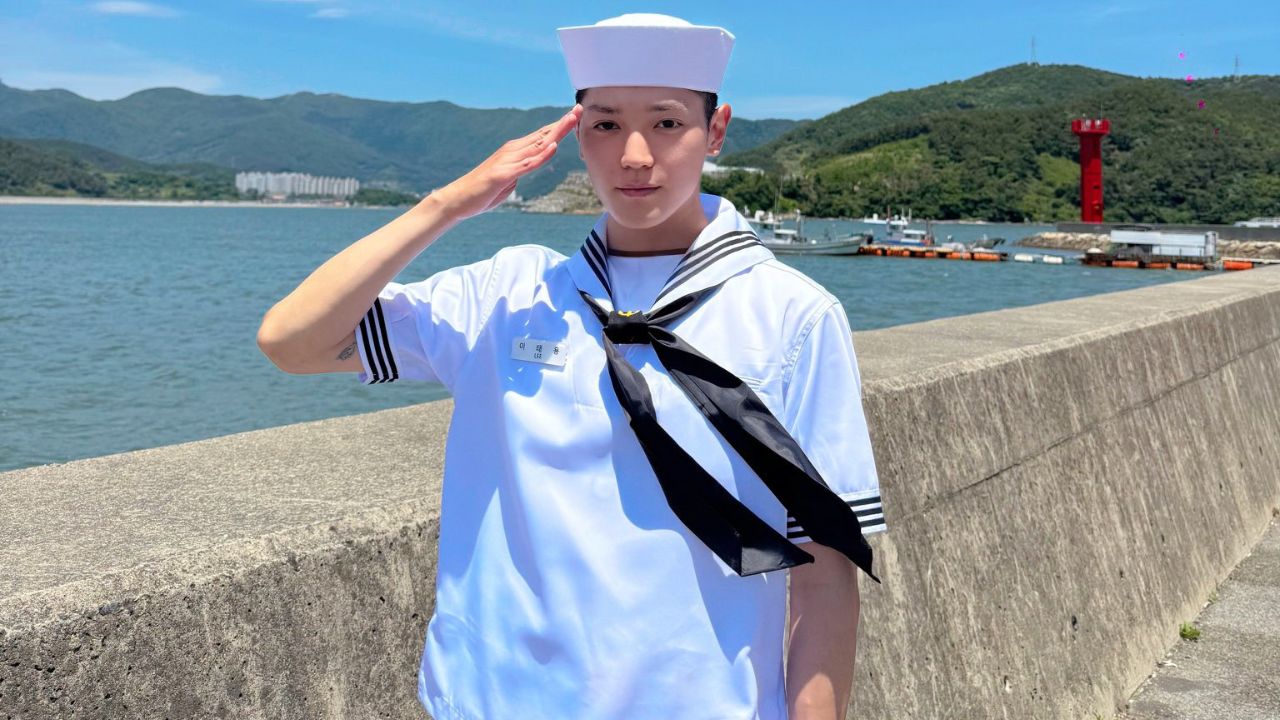 Taeyong, do NCT, em alistamento militar