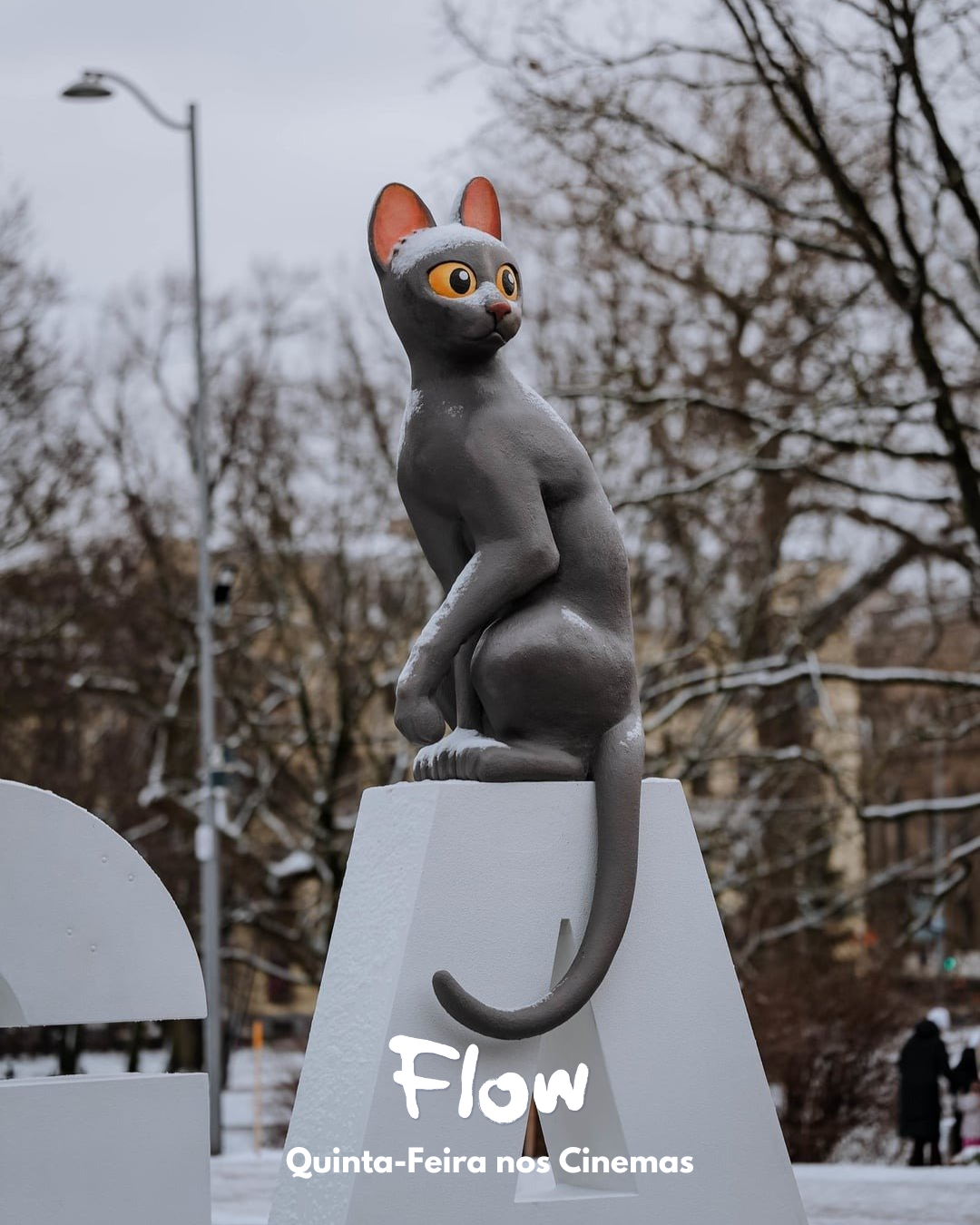 Estátua do gato de "Flow" em Riga, capital da Letônia