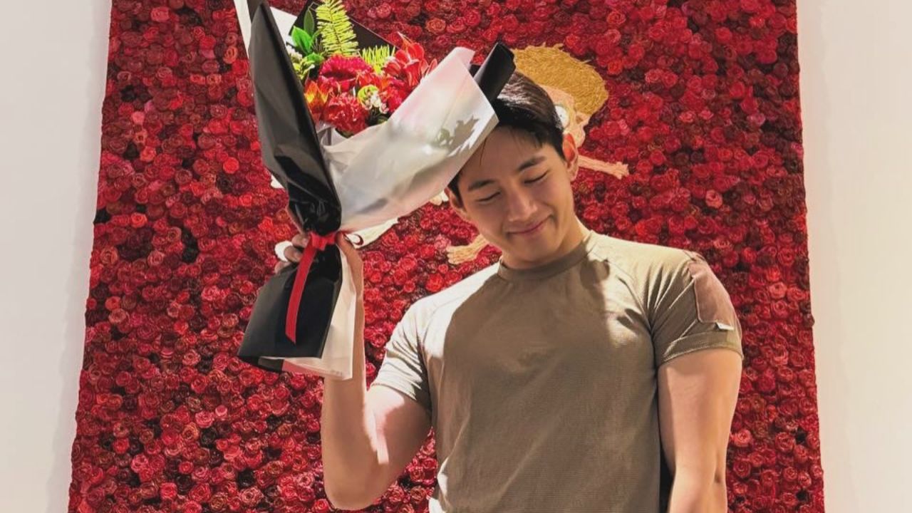 V, do BTS, comemora promoção a sargento com novas fotos; veja!