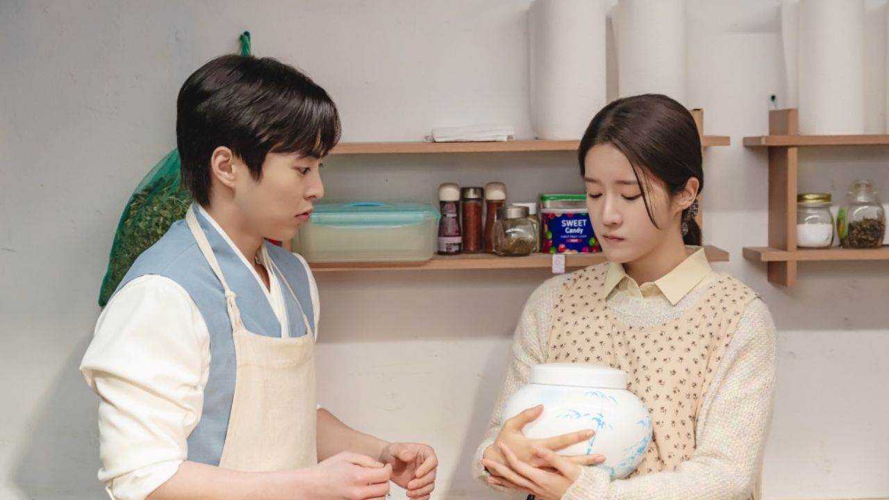 Xiumin, do EXO, e EXY, do WJSN, surgem em novas imagens do dorama ‘Heo’s Diner’