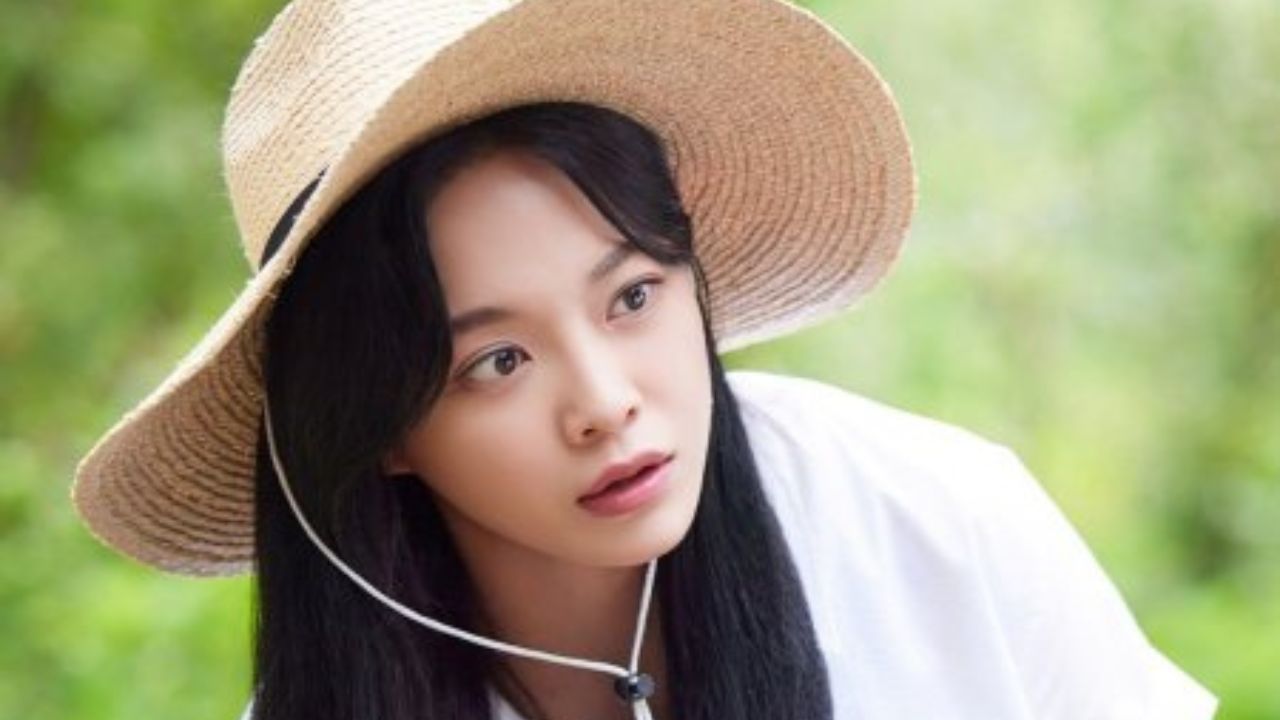 Kim Sae Jeong em cena de "Brewing Love" (2024)