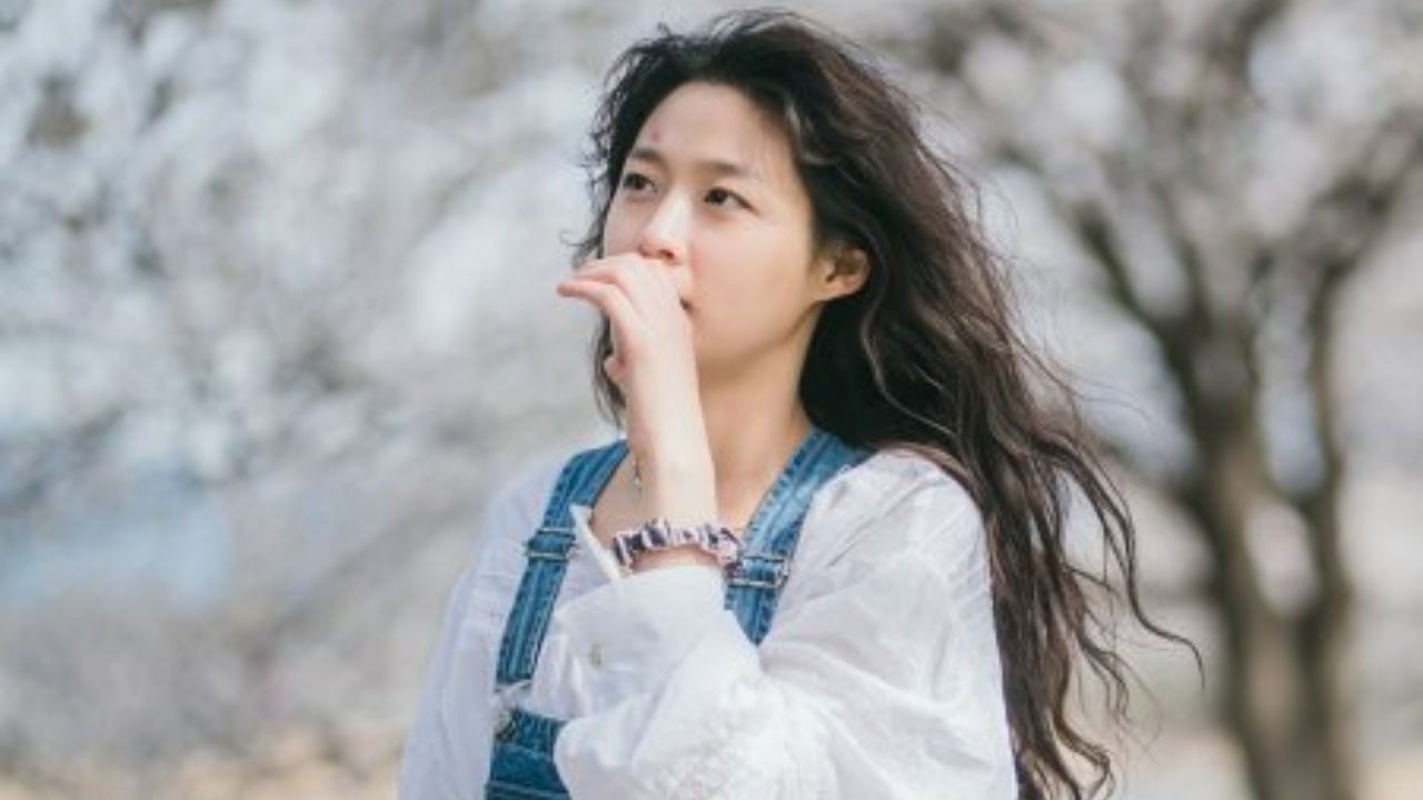 Kim Seol Hyun em cena de 'Strike Summer' (2022)