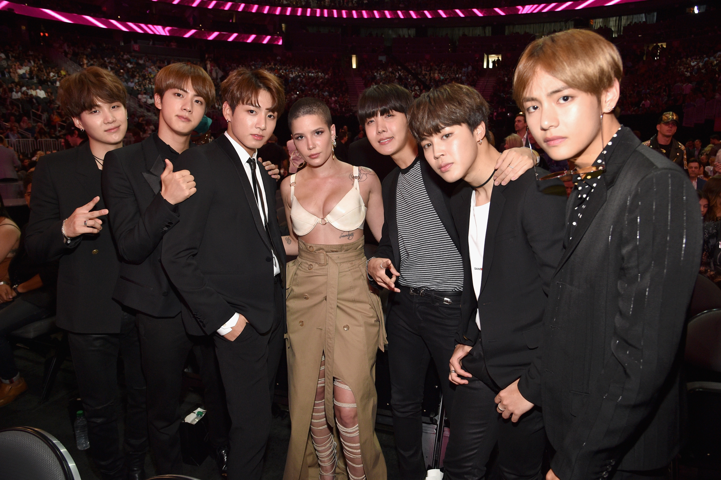 Halsey e BTS durante o Billboard Music Awards de 2017