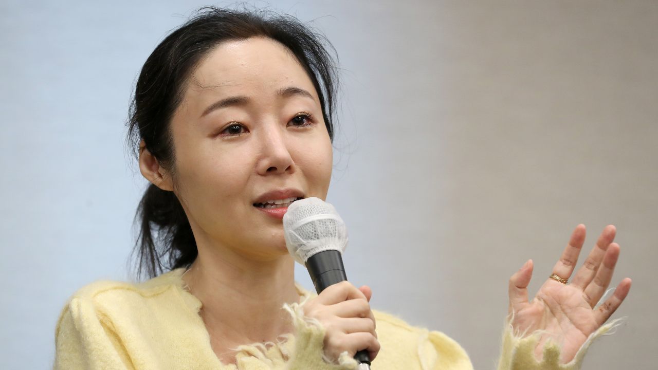 Ex-CEO da ADOR, Min Hee Jin quebra o silêncio sobre processo; leia