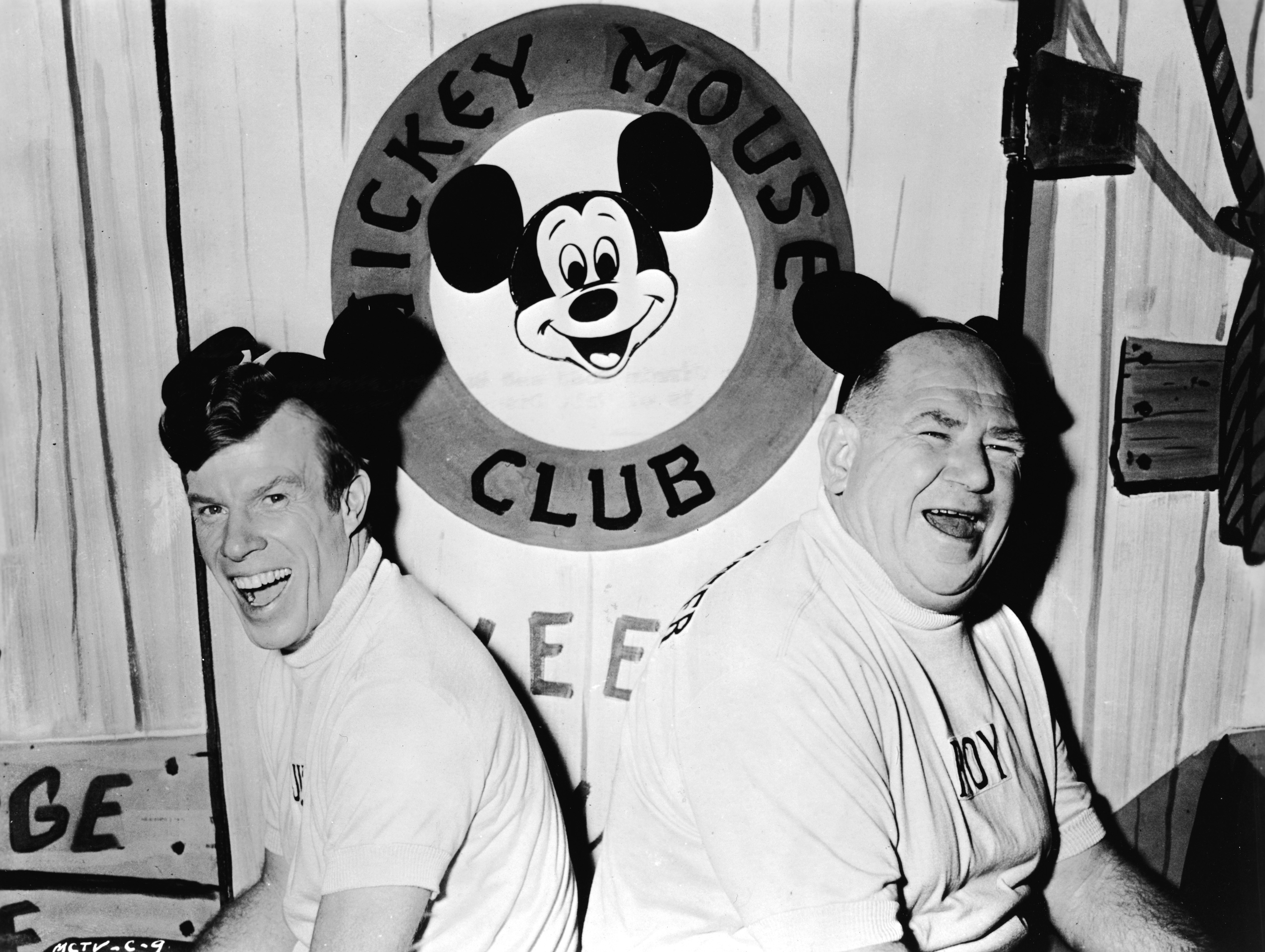 Jimmie Dodd (à esq.) e Roy Williams (à dir.), apresentadores do 'Clube do Mickey', em 1957