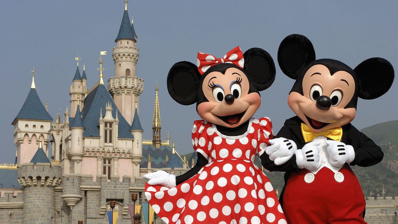 Minnie e Mickey em frente ao castelo da Bela Adormecida na Hoong Kong Disneyland Resort em 2005
