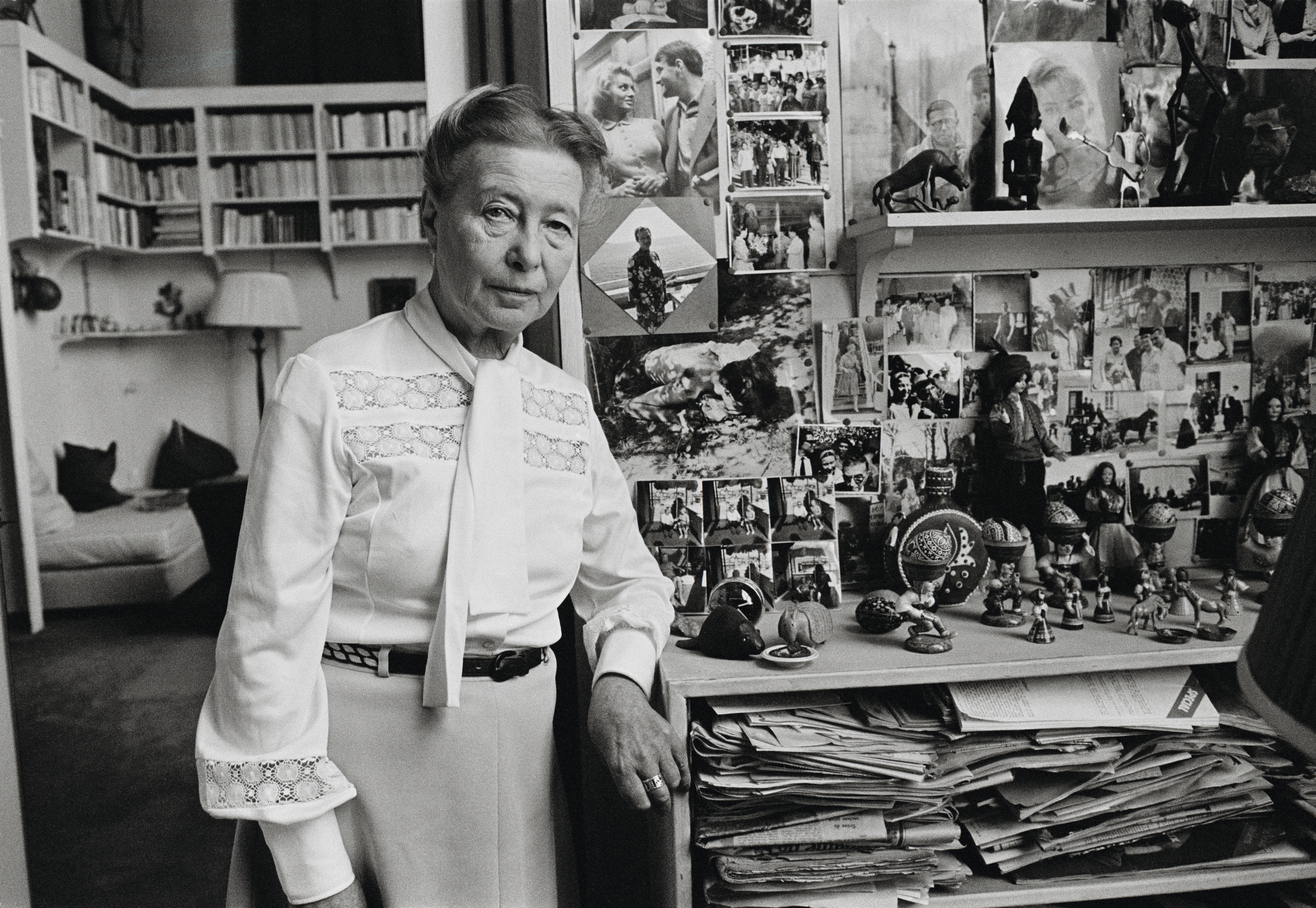 Simone de Beauvoir no seu apartamento