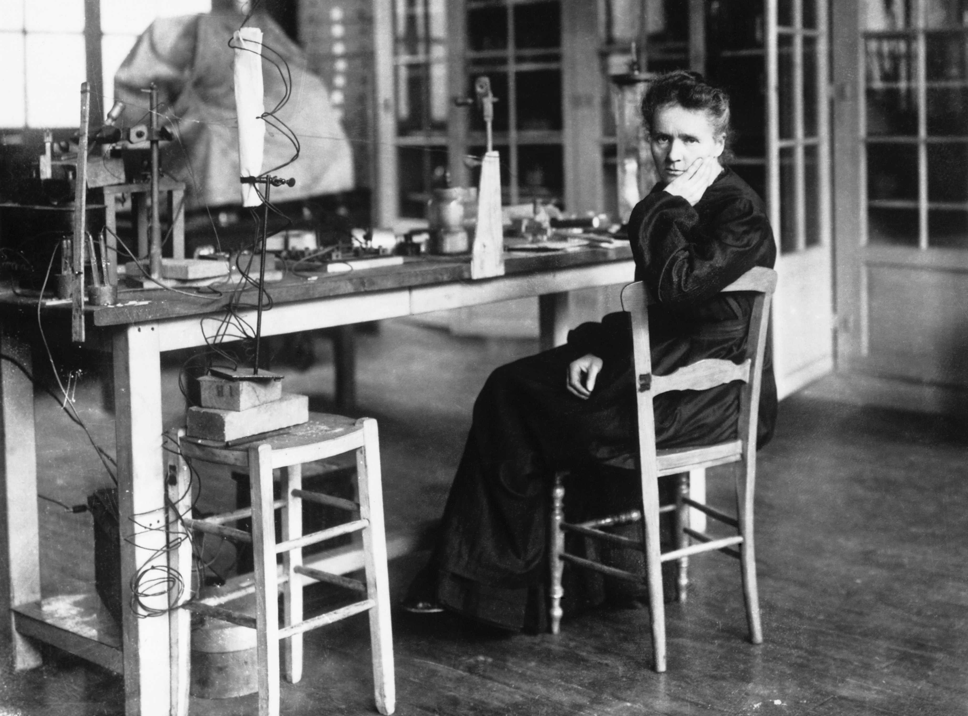 Cientista Marie Curie em seu laboratório