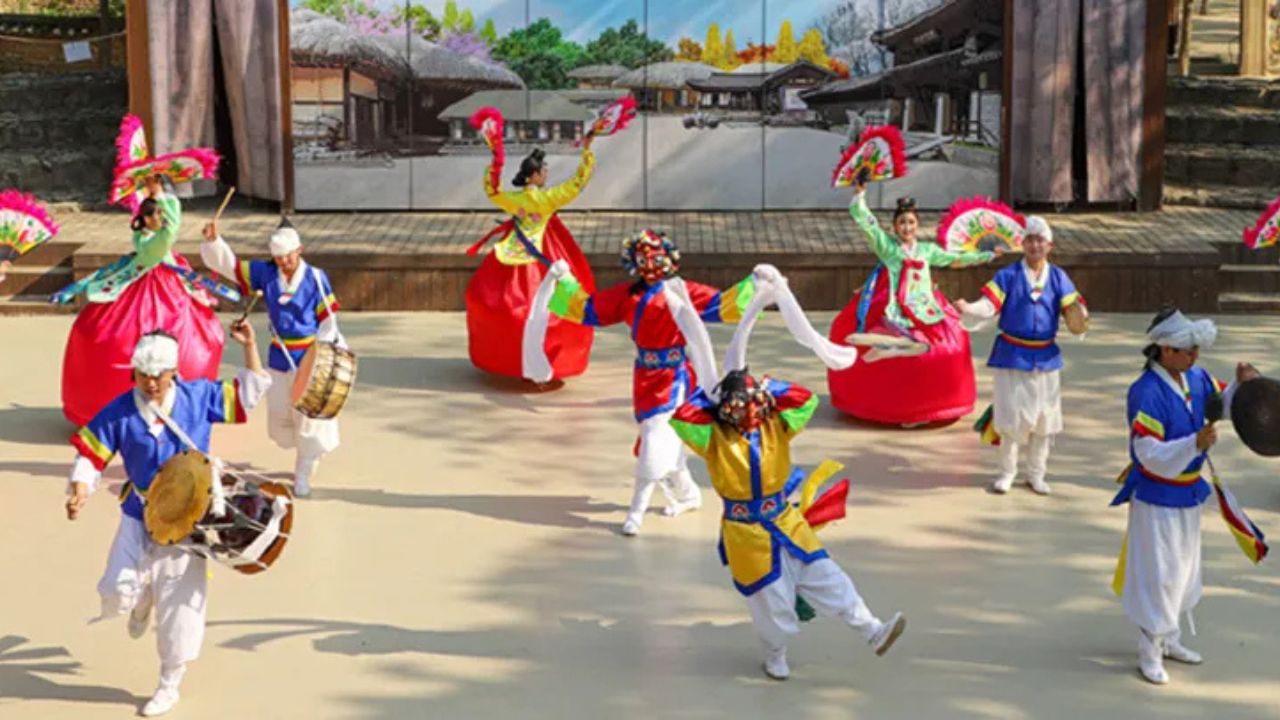 Apresentação na Vila Minsokchon
