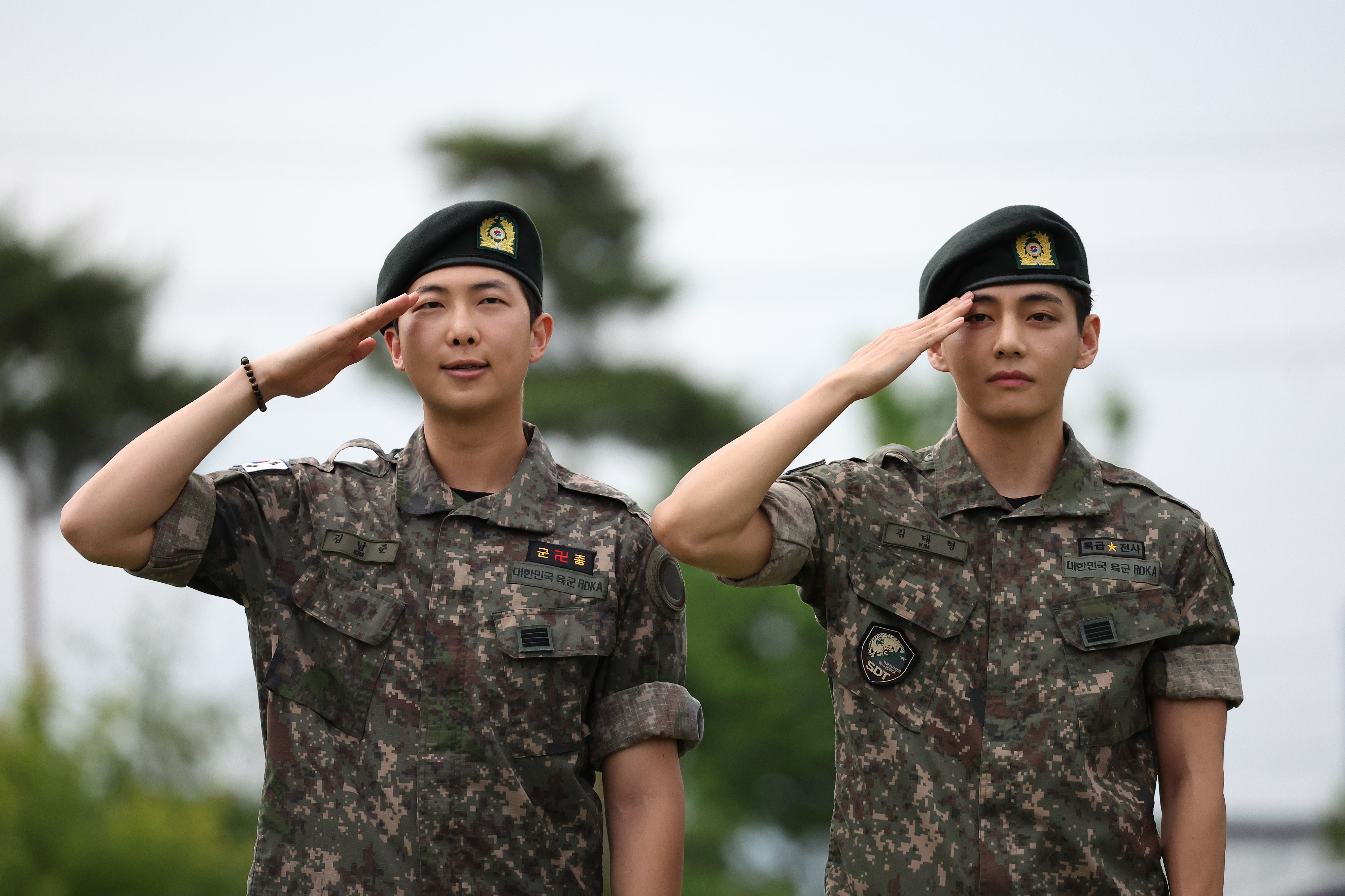 RM e V, do BTS, em sua dispensa militar