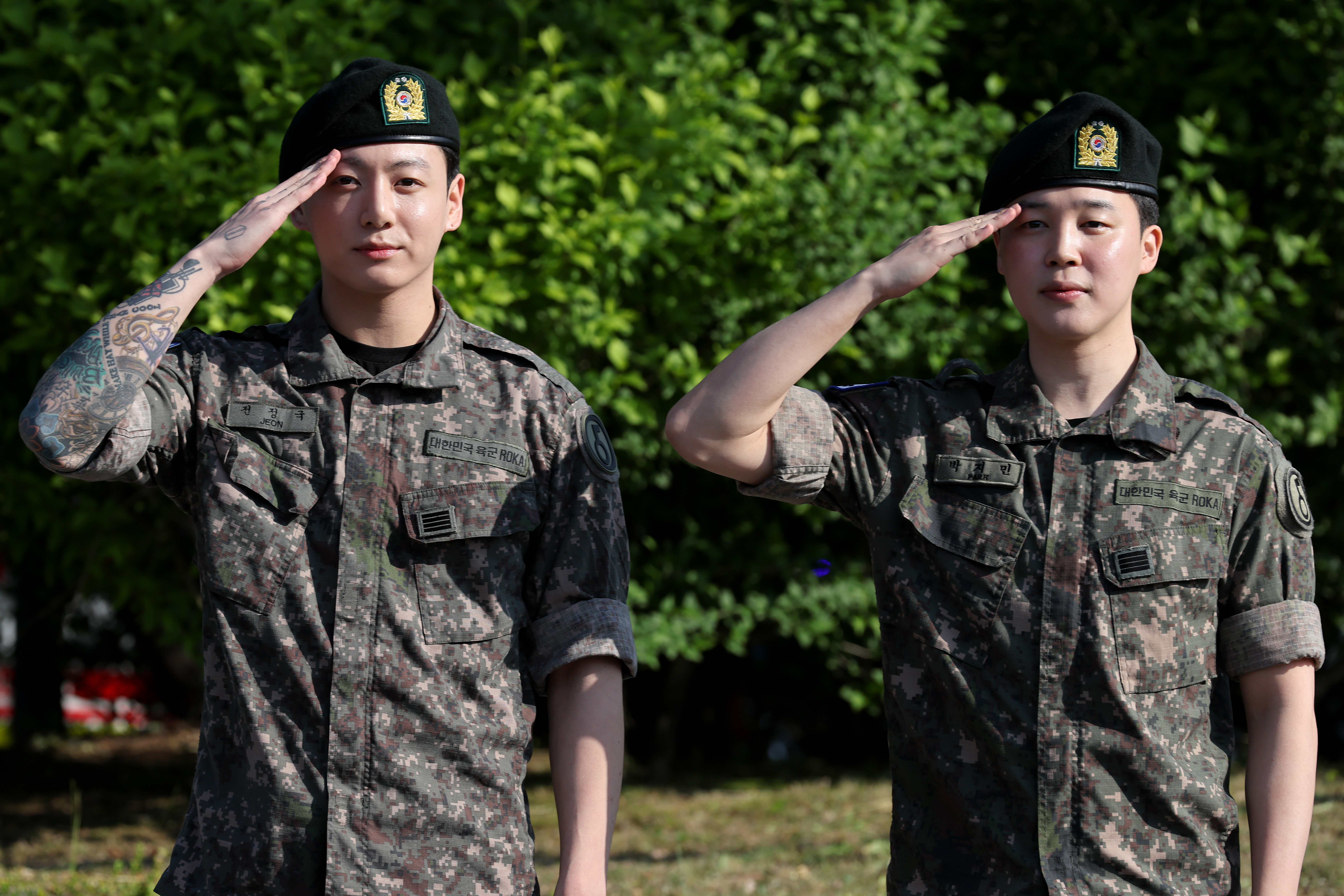 Jungkook e Jimin, do BTS, em sua dispensa militar