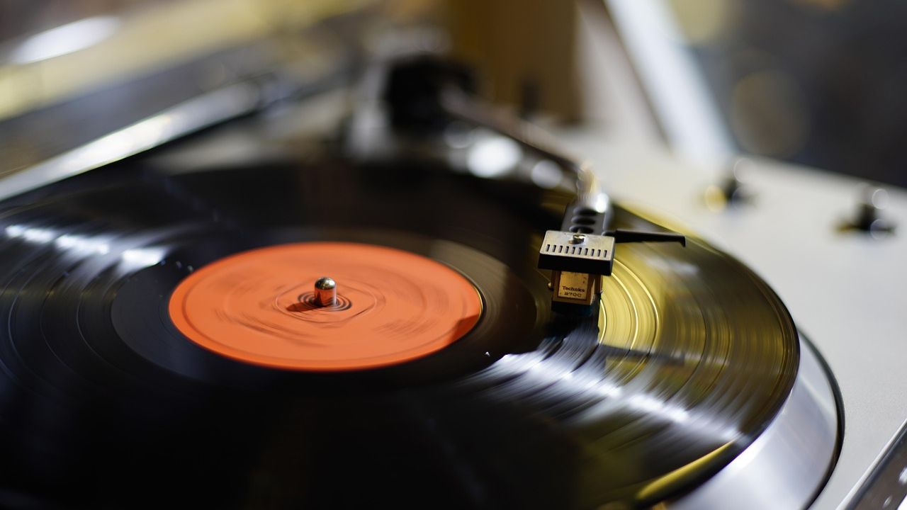 Do fonógrafo ao streaming: A evolução dos aparelhos musicais