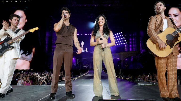 Demi Lovato revela como aconteceu convite para cantar com os Jonas Brothers