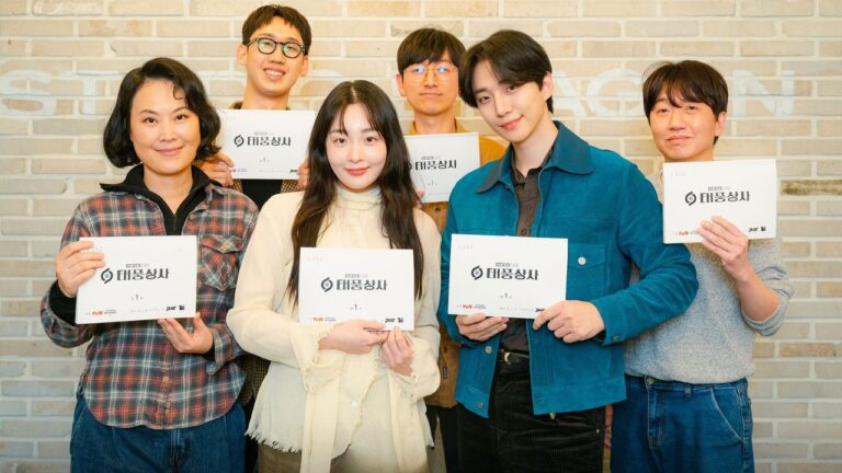 Lee Junho e Kim Min Ha posam lado a lado em leitura de roteiro para novo dorama, ‘Typhoon Family’
