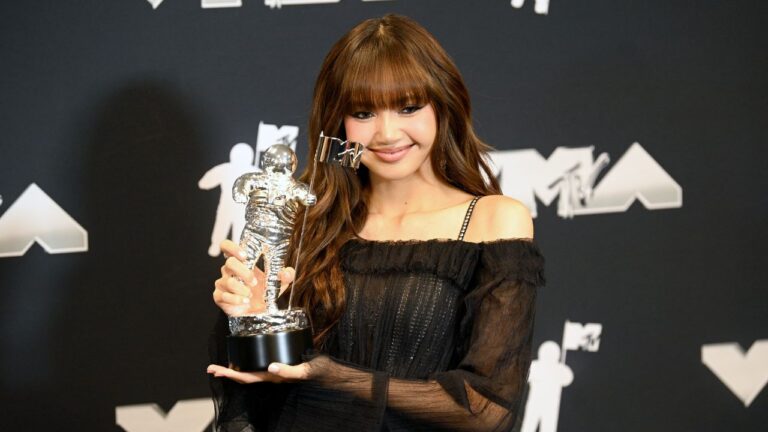Com novo prêmio, Lisa, do BLACKPINK, empata número de vitórias do BTS no VMA