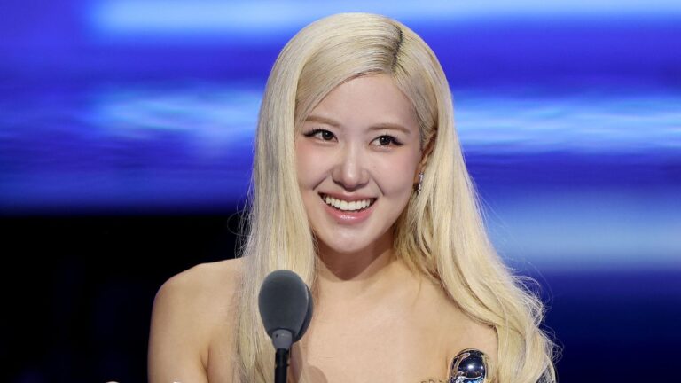 Rosé, do BLACKPINK, é a primeira artista de k-pop a ganhar a Canção do Ano no VMA
