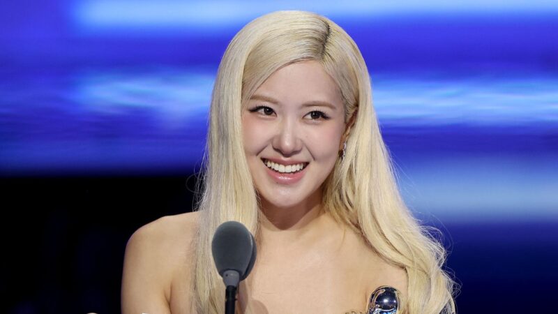 Rosé, do BLACKPINK, é a primeira artista de k-pop a ganhar a Canção do Ano no VMA