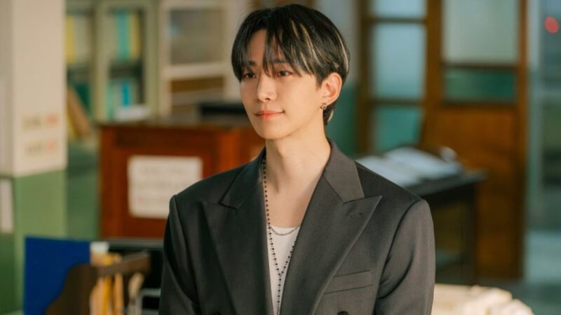 Novas fotos de Lee Junho, do 2PM, para o dorama ‘Typhoon Family’ destacam estilo dos anos 90