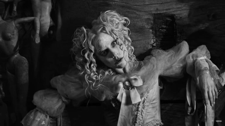 Trilha sonora de ‘Wandinha’ ganha nova música com Lady Gaga; escute ‘The Dead Dance’!