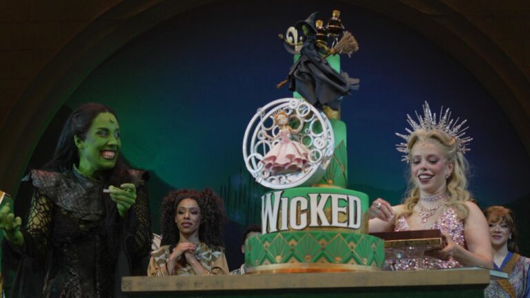 ‘Wicked’ atinge 200 sessões e prorroga temporada em São Paulo