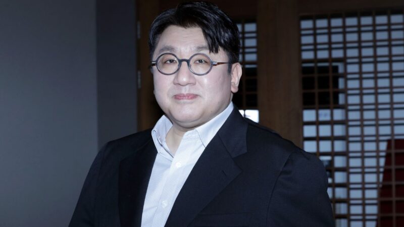 Em meio a investigação, Bang Si Hyuk, presidente da HYBE, é proibido de deixar a Coreia do Sul