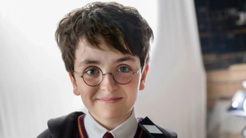 Dominic McLaughlin como Harry Potter capa