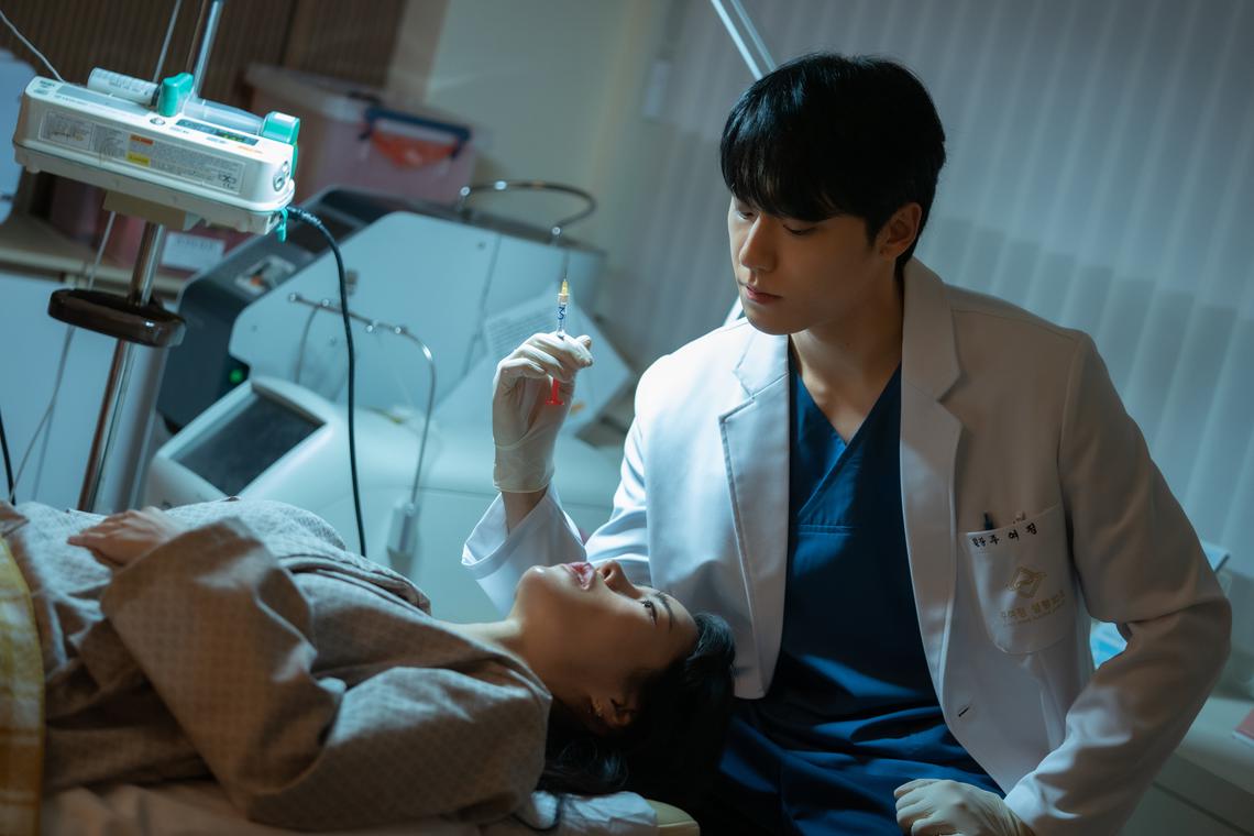 Lee Do Hyun e Lim Ji Yeon em bastidores de "A Lição"