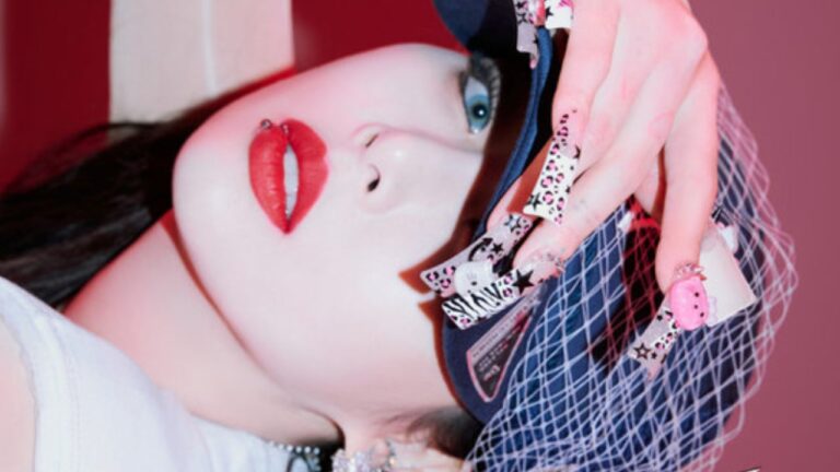 HyunA atualiza estado de saúde após desmaiar no palco