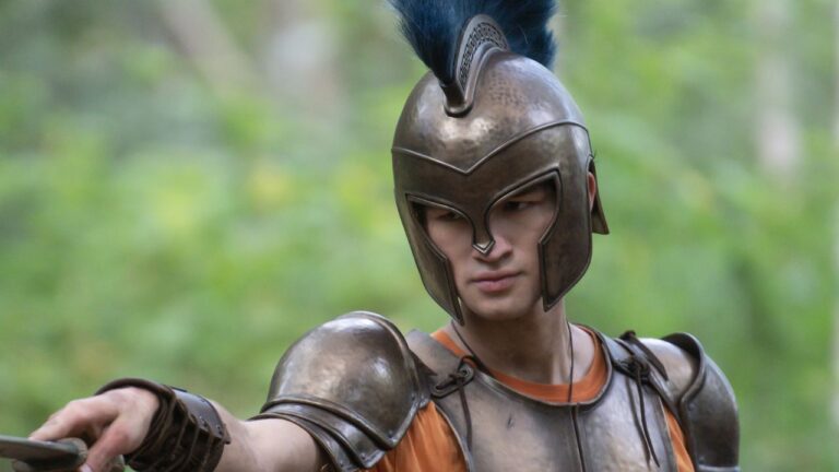 Charlie Bushnell defende atitudes de Luke em ‘Percy Jackson’: “Está lutando por uma causa”