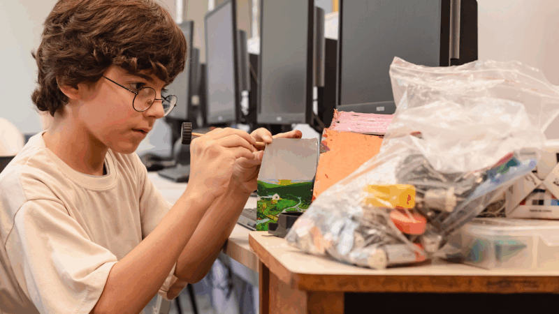 Aprendizes – Digital 5’’ ensina robótica com recicláveis para jovens e educadores em vulnerabilidade social; confira
