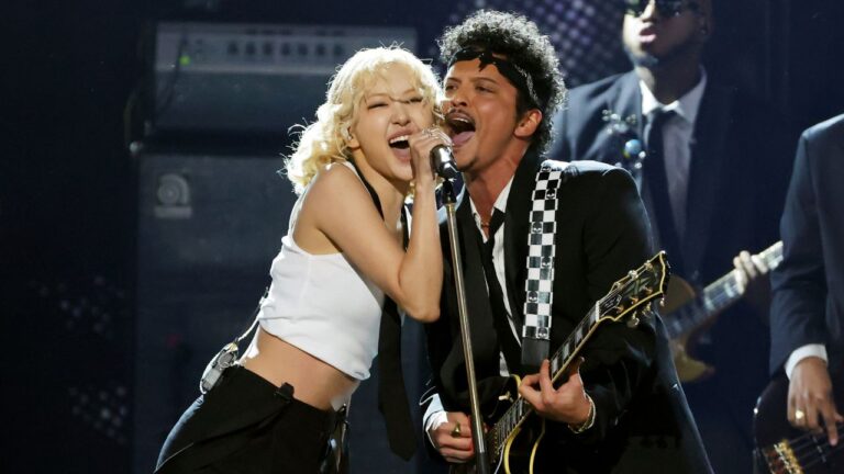 Grammy: Apresentação de Rosé e Bruno Mars é eleita a segunda melhor da noite