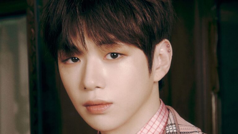 Kang Daniel revela novo visual antes de se alistar no exército; veja!