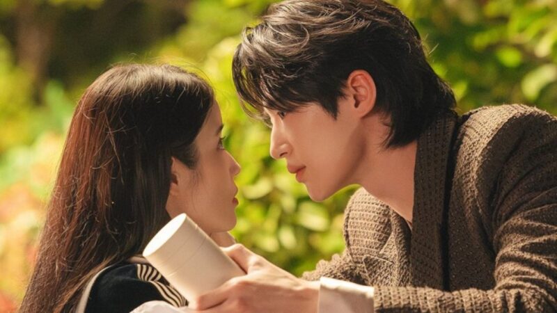 Imagem promocional de IU e Byeon Woo Seok para "A Coroa Perfeita" - Divulgação/MBC