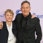 O encontro dos Malfoy: Jason Isaacs posa com o novo Draco da série de Harry Potter no BAFTA