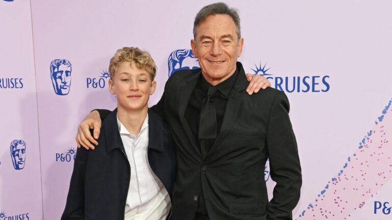 O encontro dos Malfoy: Jason Isaacs posa com o novo Draco da série de Harry Potter no BAFTA