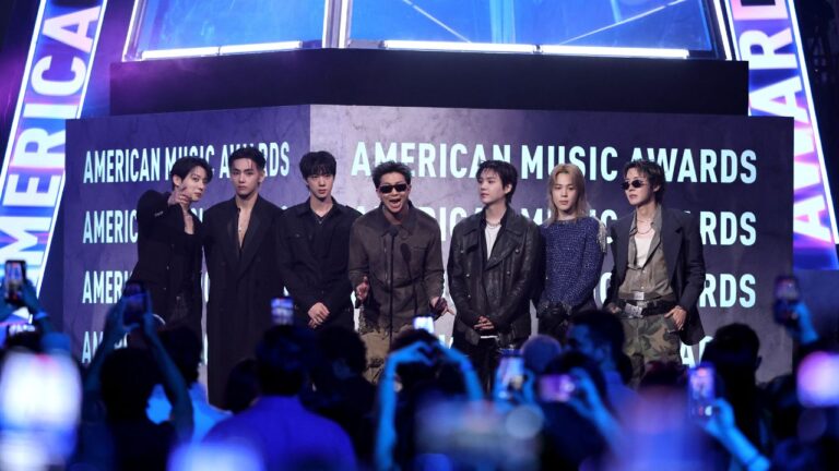 BTS é eleito o Melhor Artista Masculino no American Music Awards (AMAs) 2026