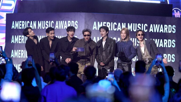 BTS leva o prêmio de Artista do Ano no American Music Awards (AMAs) 2026