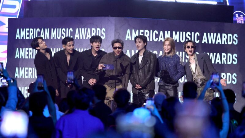 BTS leva o prêmio de Artista do Ano no American Music Awards (AMAs) 2026