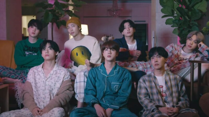 BTS no clipe de 'Life Goes On'