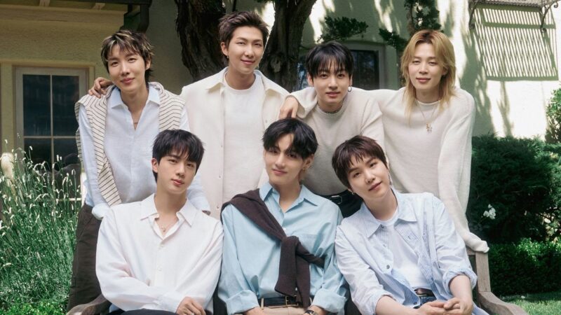 BTS em foto de família lançada para a BTS FESTA